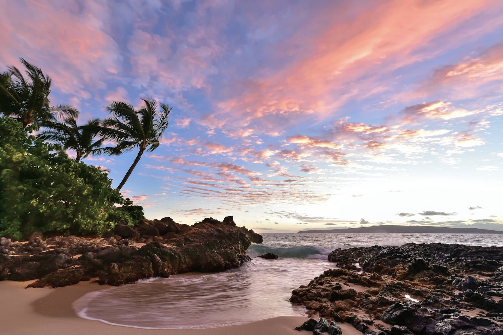 What is the best island to visit in hawaii for couples and honeymooners? Maui instantly comes to mind with its endless choice of luxury resorts and exquisite beaches. View of secret beach at sunset on Maui, Hawaii