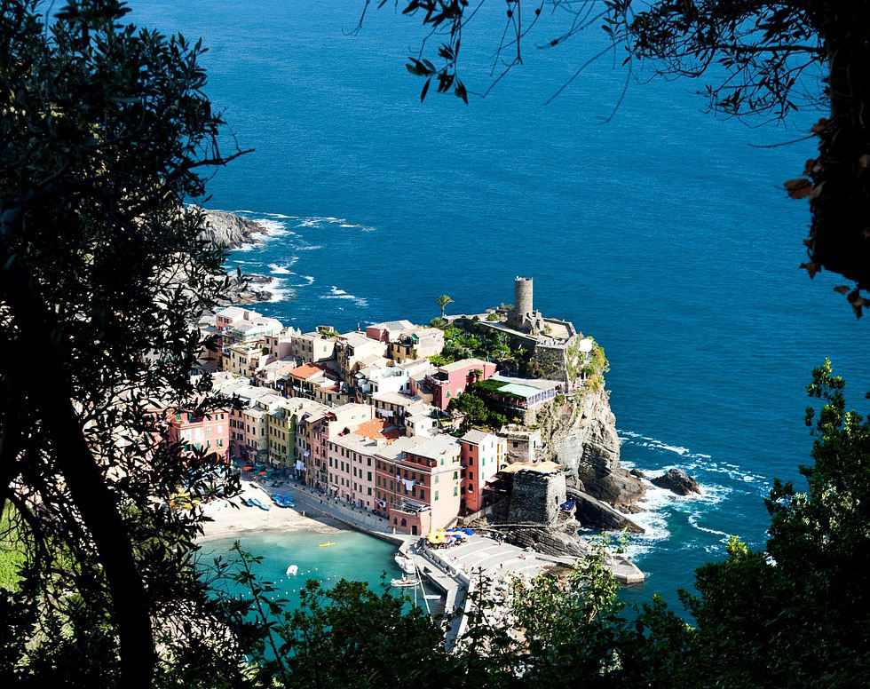 Cinque Terre Italy where to stay? Vernazza is a popular choice but it's also quite expensive. cinque-terre-vernazza-pix-psaudio.jpg