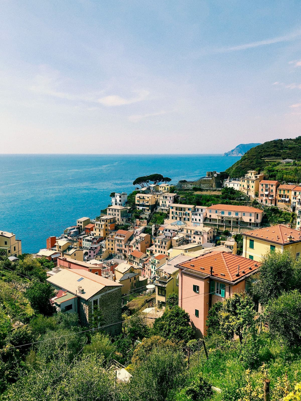 Where is the best place to stay in Cinque Terre? Find out with our guide. View of the Cinque Terre town of Riomaggiore from the hill